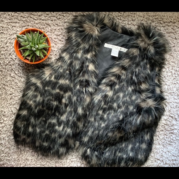 Rezerkshn by Esther Chen, faux fur vest - Picture 2 of 3